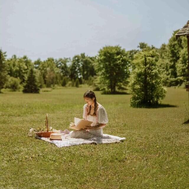 Girl enjoys picnic at Wren's Hollow - Townhomes in Pooler